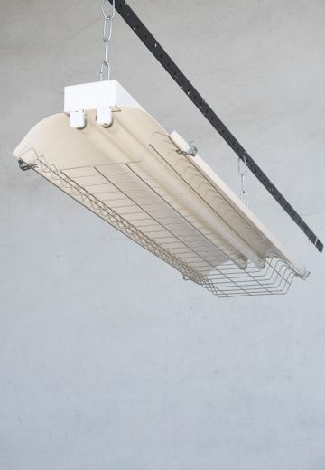 4' White "Shop" Fluorescent w/Wire Cage