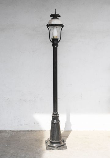 Oil Style Electrified Lamp Post Head On A Six Foot Lamp Post (8' Total)