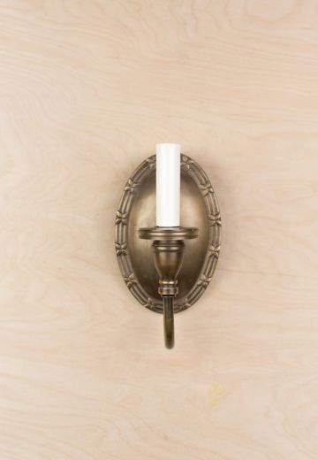 Traditional Bronze Wall Sconce w/Floral Border Backplate (Two Antique Brass)