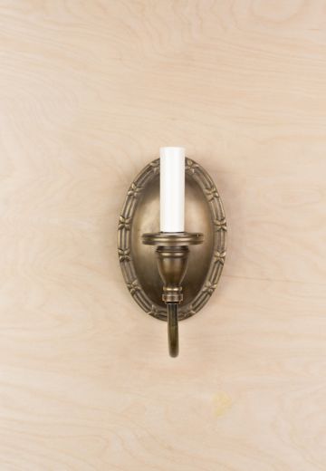 Traditional Wall Sconce w/Floral Border Backplate