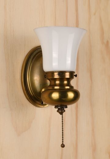 Single Light Wall Sconce w/Pull Chain